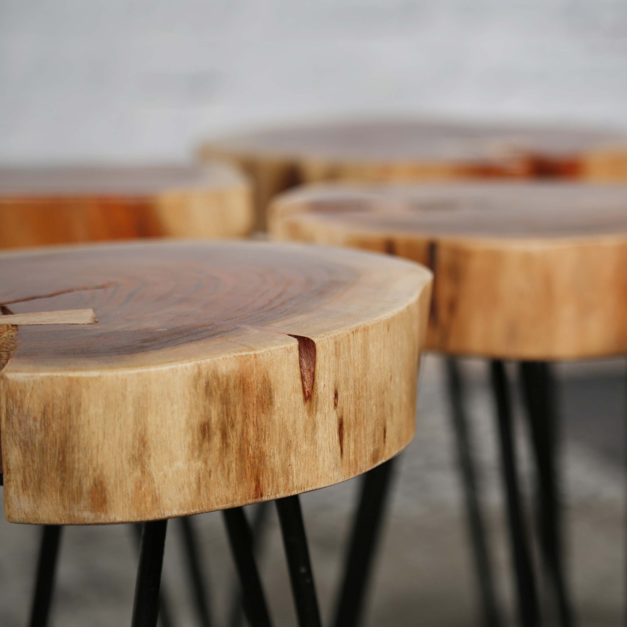 Table d'appoint malle en acacia massif de 6 cm d'épaisseur avec structure en acier. VPE2 / Acacia massif naturel