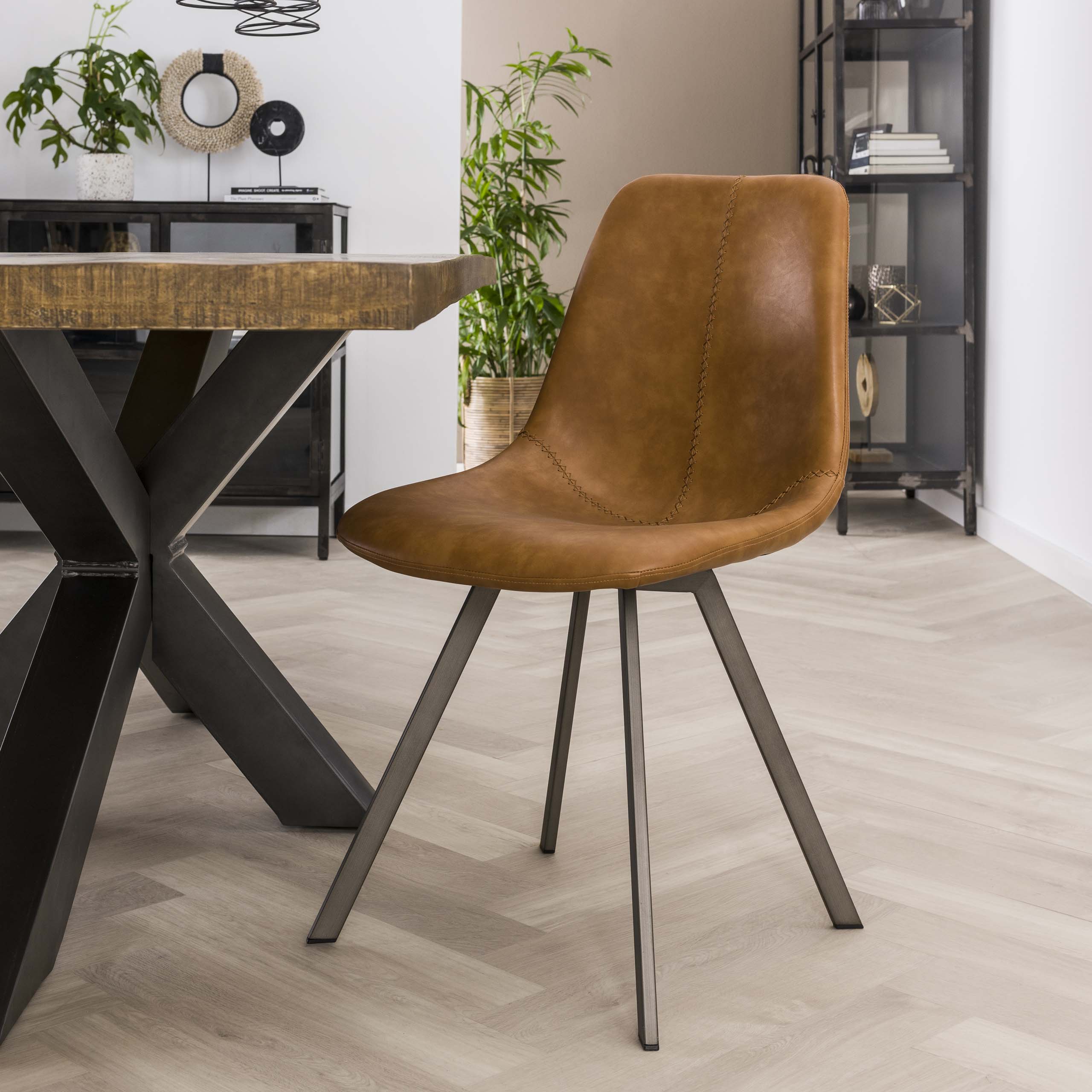 Chaise à structure plate en zigzag. VPE4 / Selle PU cuir de vache marron