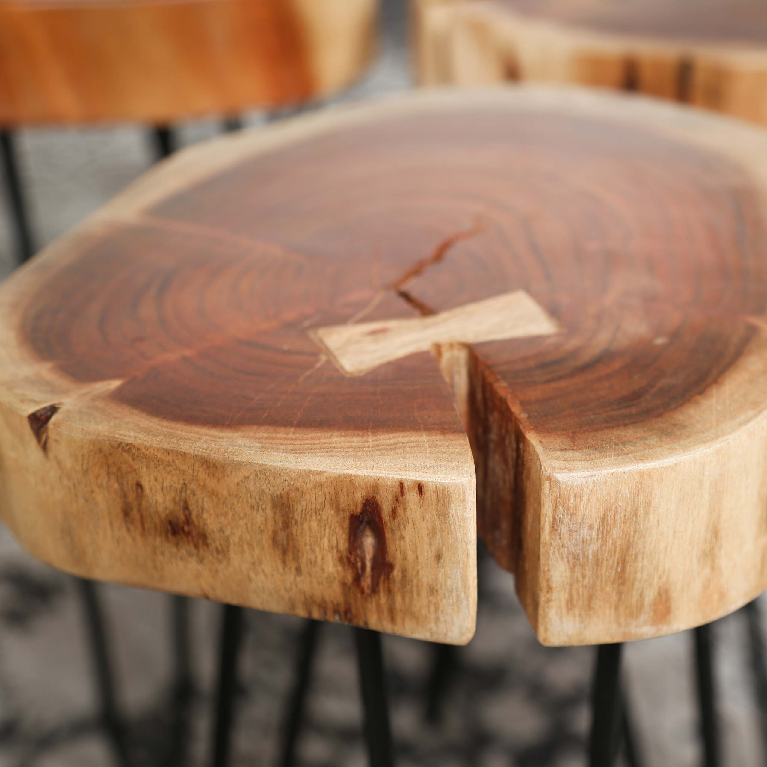 Table d'appoint malle en acacia massif de 6 cm d'épaisseur avec structure en acier. VPE2 / Acacia massif naturel